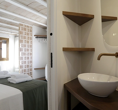 2 baños completos, modernos y funcionales.